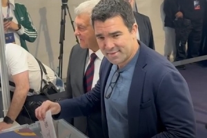 参与巴萨主席投票！德科：不介入拉波尔塔的争议 梅西历史最伟大