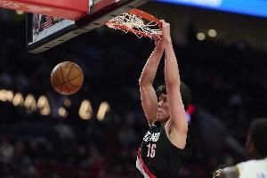 明天开拓者客战76人 杨瀚森因下放混音缺阵 罗威出战成疑