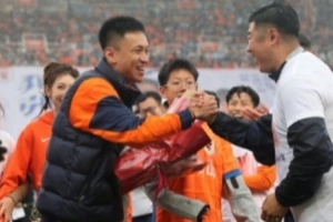 张弛退役韩鹏送祝福：上半场结束下半场同样精彩，送战友