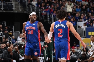 斯图尔特：新秀时的坎宁安说话就像老将 他每年都在进步