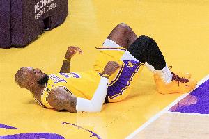 老詹鱼跃救球！马健：31岁詹姆斯都没飞出这神勇 确定这是41岁？