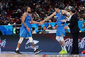 京媒：麦基来了 周琦能放开手脚&不像过去总得收着打保存体力