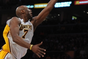 奥多姆：我一直自视为控卫 我可能是史上控球技术最好的大个子