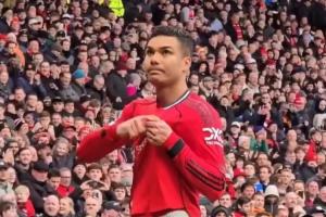 双向奔赴！卡塞米罗庆祝时频频指向队徽，赛后球迷高唱再留一年！