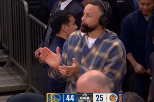 场边库里看高兴了！小佩顿外线连中两记三分球 勇士领先19分打停