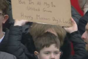 错过母亲节，小球迷举牌向母亲道歉：今天是我第一次来看曼联比赛