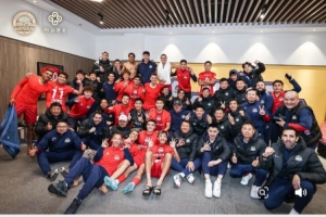 成功归零，何超晒更衣室庆祝照：最想要的胜利得到了，硬伤不严重