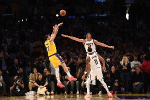 东契奇晒照庆祝绝杀！范德比尔特现身评论区打趣：你推人了