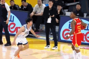 行云流水！雷琼·塔克传跑 底线接球蓄力起飞双手炸筐