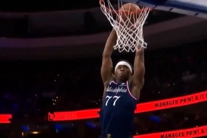 展示劲爆身体素质！埃奇库姆中路空切起飞 双手滑翔暴扣太轻松！