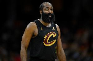 哈登半场出战17分钟 6中1&三分3中0拿到2分4板4助1断 出现4失误