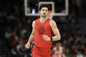 外线还没开和！阿夫迪亚半场9中3拿到12分4板5助 三分4中0