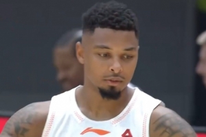 希望没大事！皮特森最后时刻脚踝受伤 全场怒砍42分7板7助