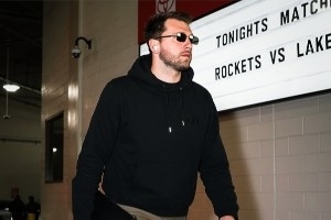 冲击六连胜！湖人官推晒球员赛前入场照：打卡