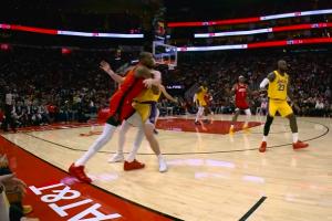 一级恶意！杜兰特被里夫斯贴身包夹 怒推一把 裁判回看后升级