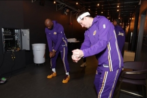 切磋球技！里夫斯晒照自己和詹姆斯一同做出高尔夫挥杆动作