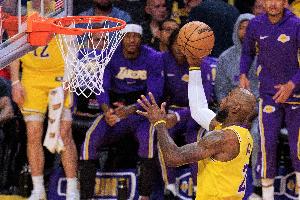 詹姆斯：我们明天有机会查漏补缺 希望下场打火箭能表现更好