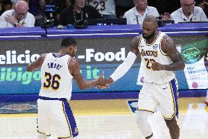 斯玛特：41岁老詹飞扑救球足以说明一切 我们每个人都在努力提升