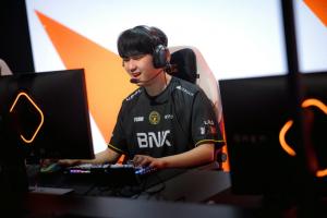 BFX打野Raptor：大家确实好像是紧张了 Xun前期应对很好 我自己做得也不差