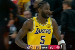 关键时刻又是硬宝！艾顿关键补扣+关键防守 帮助湖人打停火箭！