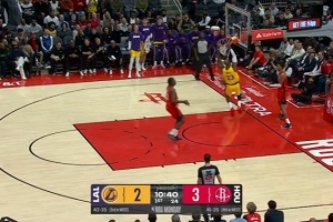 风卷残云！湖人反击2打1 詹姆斯接里夫斯回传双手飞扣