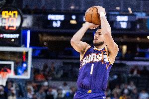 节末连取10分！布克半场11中7&罚球5中5砍下19分2篮板4助攻