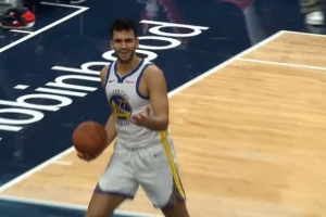 你干哈呀？尤特赛文抢板被波杰打手臂干扰 最终乌龙球送对手2分