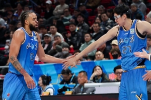 周琦：麦基和我的技术特点有些相似 他打得越好 我就能休息得越长