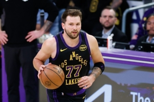 解说：火箭7个回合跑不出1个战术 湖人更流畅合理 东契奇越打越猛