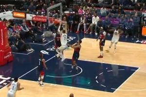 奇才都是啥防守？小佩顿发底线球 波尔津吉斯空切双手暴扣空篮