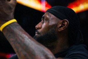 眼神坚定！湖人官推晒詹姆斯和东契奇赛前热身照：比赛前的投入