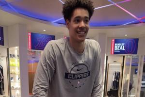 赛季报销仍心系球队！尼德豪泽脚撑膝关节滑板车 来到球队更衣室