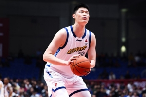 受伤离场！解说：胡金秋上赛季夺冠至今比赛连轴转 始终在奔波