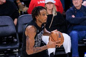 20分钟揽下7个前场板！克拉克斯顿11中5砍12分11篮板