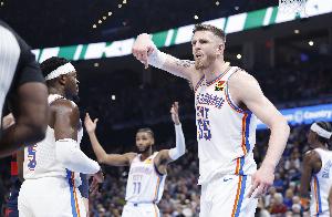 这数据挺“奇葩”！哈滕半场没有出手也没有分&但有6板6助