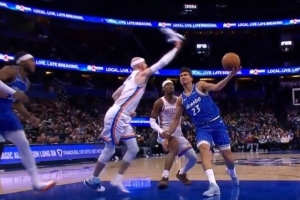 真有节目啊！卡鲁索鞋掉了&手拿着鞋盖帽席尔瓦上篮 被吹T！