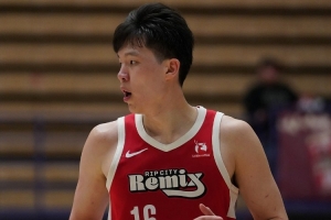 解说：杨瀚森半场只得两分很糟糕 你细节做好队友才会给你球