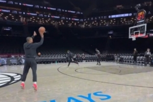 Logo比较大！利拉德昨日训练进了200个Logo三分