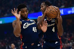 米切尔：莫布里在篮板球方面统治了比赛 我们希望他保持如此表现