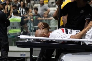 早日康复！小卢卡斯本轮巴甲两根肋骨骨折，被担架抬出场外