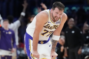 东契奇三罚不中&海斯两罚不中！湖人首节罚球7中2 火箭没有罚球