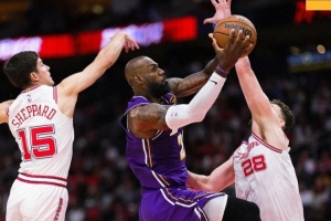 14中13砍下30分！湖人发布赢球海报：封面为詹姆斯上篮瞬间