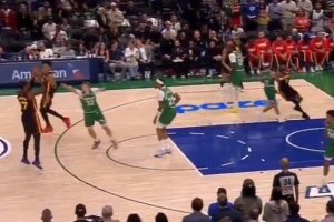 这么凶的嘛！奥孔武开局里突外投连砍10分 个人轰出10-0！