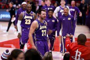 队记：湖人于凌晨5点过后才抵达迈阿密酒店 晚上8点就要比赛