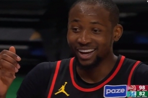 自己都不敢相信！库明加后场罚球线 单臂扔三分直接扔进篮筐！