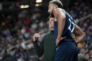 芬奇：我告诉队员接着给戈贝尔传球就行了 就算有失误我也能接受