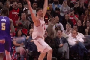 高举双臂要加罚！申京篮下转身骗过艾顿轻松上篮得分