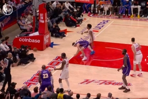 不应该！詹姆斯边线球跟里夫斯传接球出现失误 湖人白白交出球权