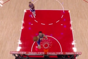 这不扣一个？东契奇快攻无人防守庶民上篮得分 自己都笑了