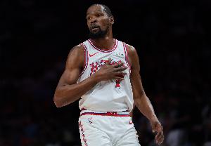 又一个！杜兰特无球进攻犯规 已经3失误3犯规了